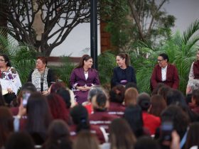 La jefa de Gobierno de la Ciudad de México, Clara Brugada Molina, acompañó a la presidenta de México, Claudia Sheinbaum Pardo, a la inauguración del programa Abogadas de las Mujeres, estrategia nacional de defensa jurídica contra la violencia de género.