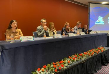Como parte de la discusión abierta para su iniciativa de Ley para reglamentar el uso de teléfonos celulares en las escuelas primarias y secundarias en la capital del país, la diputada Laura Álvarez, del PAN, encabezó un foro con expertos en educación de México, España, Alemania y Francia, quienes compartieron sus experiencias al respecto. FOTO: Especial