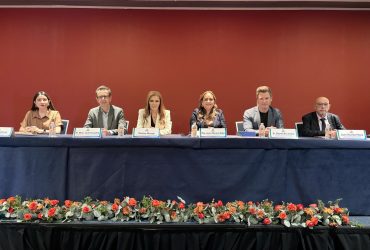 La Diputada Álvarez enfatizó que "la escuela debe ser un espacio seguro, de atención plena y de convivencia real entre niñas y niños. Es urgente abrir el debate sobre el papel de la tecnología en las aulas y su regulación responsable".