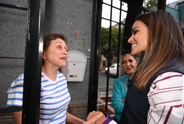 La jornada Alcaldía en tus manos llegó a la colonia Ampliación Asturias, donde la alcaldesa Alessandra Rojo de la Vega, acompañada de su equipo de directores generales, recorrió calles y visitó hogares para escuchar y atender directamente a vecinas y vecinos. FOTO: Especial