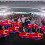 Orvañanos entrega 'tarjeta madre' a jefas de familia de Cuajimalpa. FOTOS: Especial