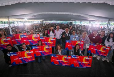 Orvañanos entrega 'tarjeta madre' a jefas de familia de Cuajimalpa. FOTOS: Especial