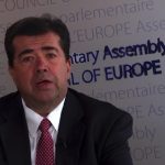 Al participar en la Asamblea Parlamentaria del Consejo de Europa (APCE) que se llevó a cabo en la ciudad de Estrasburgo, Francia, en el debate “Partidos Políticos y Democracia”, el diputado y coordinador de Operación Política del Grupo Parlamentario de Morena en la Cámara de Diputados, Pedro Haces Barba, dijo que “ninguna democracia puede entenderse sin la existencia de partidos políticos libres. FOTO: Especial
