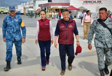 La presidenta de México, Claudia Sheinbaum Pardo; y el gobernador de Hidalgo, Julio Menchaca Salazar; encabezaron una gira de trabajo por los municipios de Huehuetla y Tianguistengo, con el objetivo de dialogar con la gente, supervisar las acciones de apoyo y fortalecer la coordinación interinstitucional para atender esta emergencia. FOTO: Especial