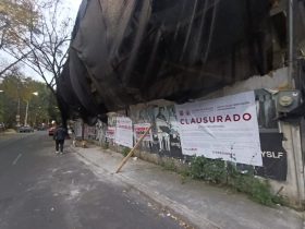 La alcaldía Coyoacán dio a conocer que este lunes se registró un incidente en donde un grupo de manifestantes que protestaban en el Palacio de Cortés fueron salpicados con agua con una manguera que le fue arrebatada a un trabajador de la demarcación, quien realizaba tareas de limpieza del Jardín Hidalgo. FOTO: Especial