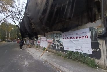 La alcaldía Coyoacán dio a conocer que este lunes se registró un incidente en donde un grupo de manifestantes que protestaban en el Palacio de Cortés fueron salpicados con agua con una manguera que le fue arrebatada a un trabajador de la demarcación, quien realizaba tareas de limpieza del Jardín Hidalgo. FOTO: Especial