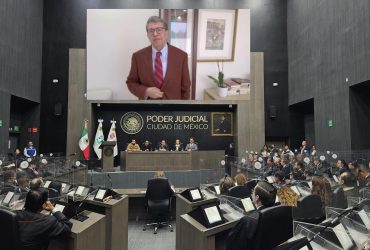 Otro que es mensaje: su gran aliado es el coordinador de los diputados federales, Ricardo Monreal, pues aunque no asistió al Informe, fue el único orador, además del magistrado. Guerra proyectó un videomensaje del legislador, en el que resalta su trayectoria, su labor, le desea suerte, pero sobre todo le ofrece todo su respaldo.