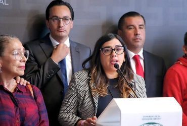 De no creerse, pero es real: a pesar de su experiencia legislativa de más de 4 años, el lunes de la pelea en el Congreso, al coordinador de la bancada del PAN, Andrés Atayde, y a la diputada Daniela Álvarez, presidenta de la Comisión de Puntos Constitucionales, se los ‘chamaquearon’ por doble partida. Esa conclusión es evidente, a partir de la propia versión de los panistas.