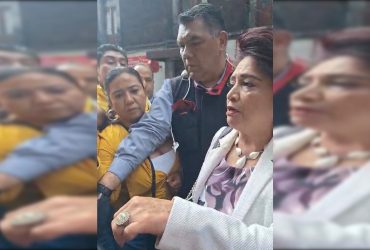 Contrario a lo estipulado en la normatividad para los servidores públicos, de que sólo los altos funcionarios que realizan labores de seguridad tienen autorización de utilizar guardaespaldas, la presidenta del Instituto Electoral de la Ciudad de México, Patricia Avendaño, acudió al Congreso capitalino con escoltas y uno de ellos agredió a Blanca Fernández, secretaria de Igualdad de Género y Agendas de Derechos Humanos. FOTO: Especial