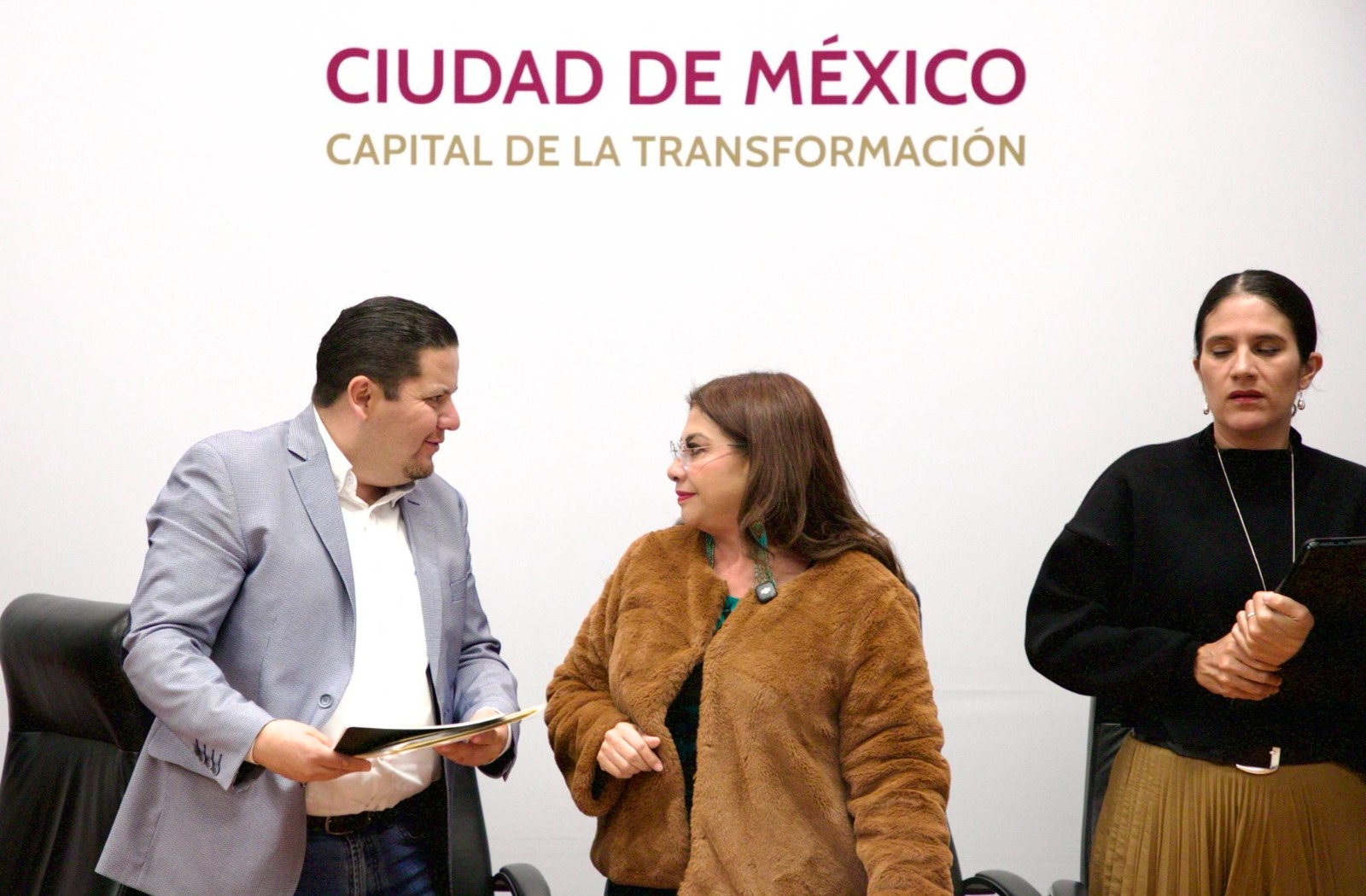 El alcalde de Milpa Alta, Octavio Rivero Villaseñor, y la jefa de Gobierno, Clara Brugada Molina, analizaron la dinámica delincuencial de esta demarcación del sur de la capital, donde viven más de 160 mil personas, y destacaron que se disminuyó en 10% los delitos de alto impacto. FOTO: Especial