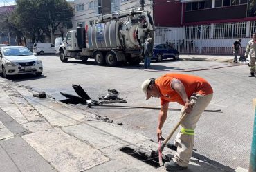 Con el firme compromiso de conservar calles seguras, funcionales y con una imagen urbana digna, el gobierno de la alcaldía Benito Juárez, encabezado por el alcalde Luis Mendoza, llevó a cabo una mega jornada de Servicios Urbanos en la colonia Ciudad de los Deportes.