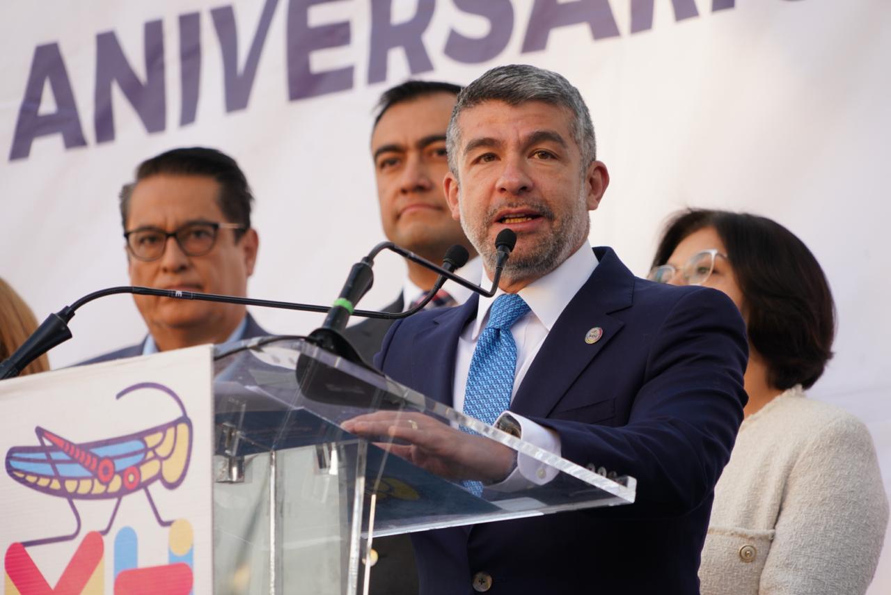 ¿A poco el alcalde sería capaz de dejar de mandar a esas embajadas al camión de la basura y se le ocurra una que otra obra en las banquetas frente a los inmuebles, nomás para molestar? FOTO: Especial