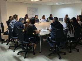 Este viernes se estableció una mesa de diálogo entre el Gobierno Central, la alcaldía Cuauhtémoc e integrantes del comercio popular desalojados la semana pasada por elementos de la demarcación; sin embargo, no asistió Alessandra Rojo de la Vega, principal promotora del ordenamiento en las calles.