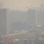 Quien sale de la CDMX tres o cuatro días, tiempo en que el cuerpo más o menos se limpia de los contaminantes, se percata de una triste realidad: al volver, apenas se abren las puertas del avión, se percibe la peste del smog, ese olor a gasolina y diésel quemado, a humo de coche de vieja tecnología de combustión. Provoca nausea y dolor de cabeza. FOTO: Cuartoscuro