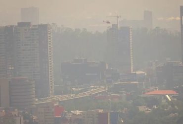 Quien sale de la CDMX tres o cuatro días, tiempo en que el cuerpo más o menos se limpia de los contaminantes, se percata de una triste realidad: al volver, apenas se abren las puertas del avión, se percibe la peste del smog, ese olor a gasolina y diésel quemado, a humo de coche de vieja tecnología de combustión. Provoca nausea y dolor de cabeza. FOTO: Cuartoscuro