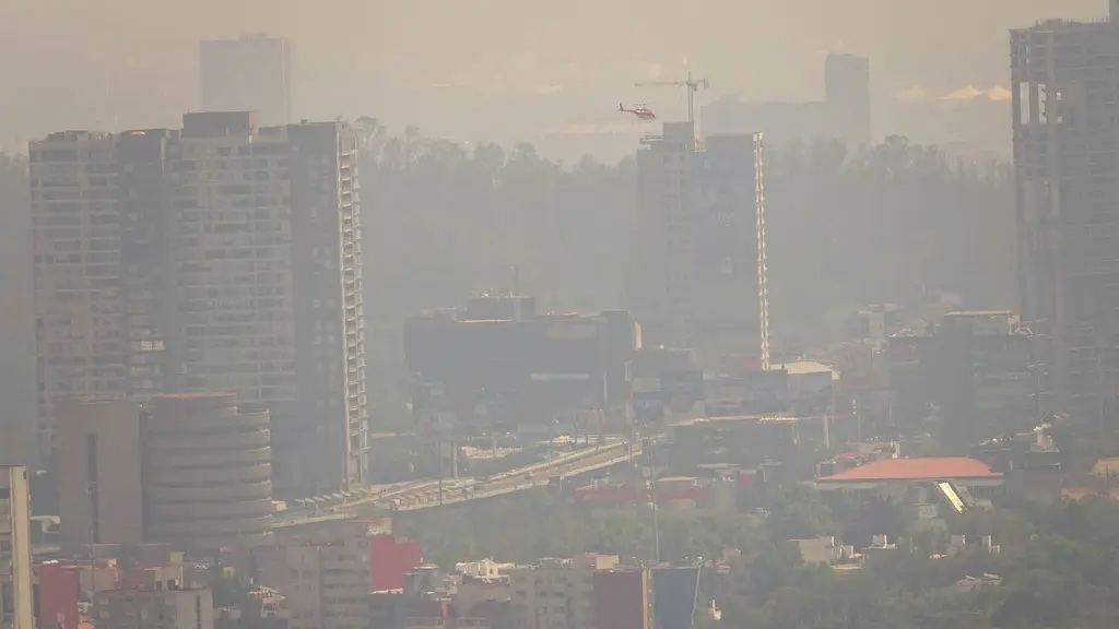 Quien sale de la CDMX tres o cuatro días, tiempo en que el cuerpo más o menos se limpia de los contaminantes, se percata de una triste realidad: al volver, apenas se abren las puertas del avión, se percibe la peste del smog, ese olor a gasolina y diésel quemado, a humo de coche de vieja tecnología de combustión. Provoca nausea y dolor de cabeza. FOTO: Cuartoscuro