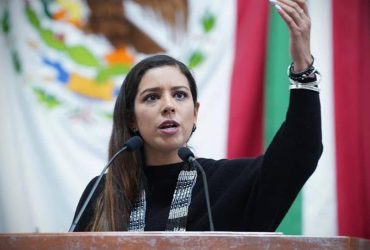 “Exigimos se realice una investigación seria e imparcial para dar con los responsables. Es inadmisible que con violencia se intente detener la aplicación de la ley”, aseveró Luisa Gutiérrez.