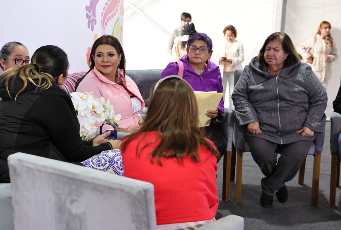 En la audiencia de este martes 31 de marzo las diferentes áreas del gobierno atendieron 715 cédulas con temas diversos, como el mejoramiento en territorios de pueblos originarios, medio ambiente, movilidad, obras públicas, proyectos deportivos, cultura, salud, impartición de justicia, seguridad, entre otros. FOTOS: Especial