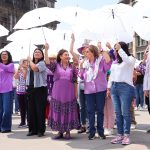 Con la participación de 4 mil mujeres, la jefa de Gobierno, Clara Brugada Molina, encabezó la formación del mensaje monumental y poderoso "Siempre Vivas, Libres e Iguales #8M" en la plancha del Zócalo capitalino como un acto de protesta y para refrendar la continuidad de la lucha por los derechos de las mujeres, y aseguró que la movilización de este domingo 8 de marzo y sus participantes contarán con el respaldo del gobierno capitalino.