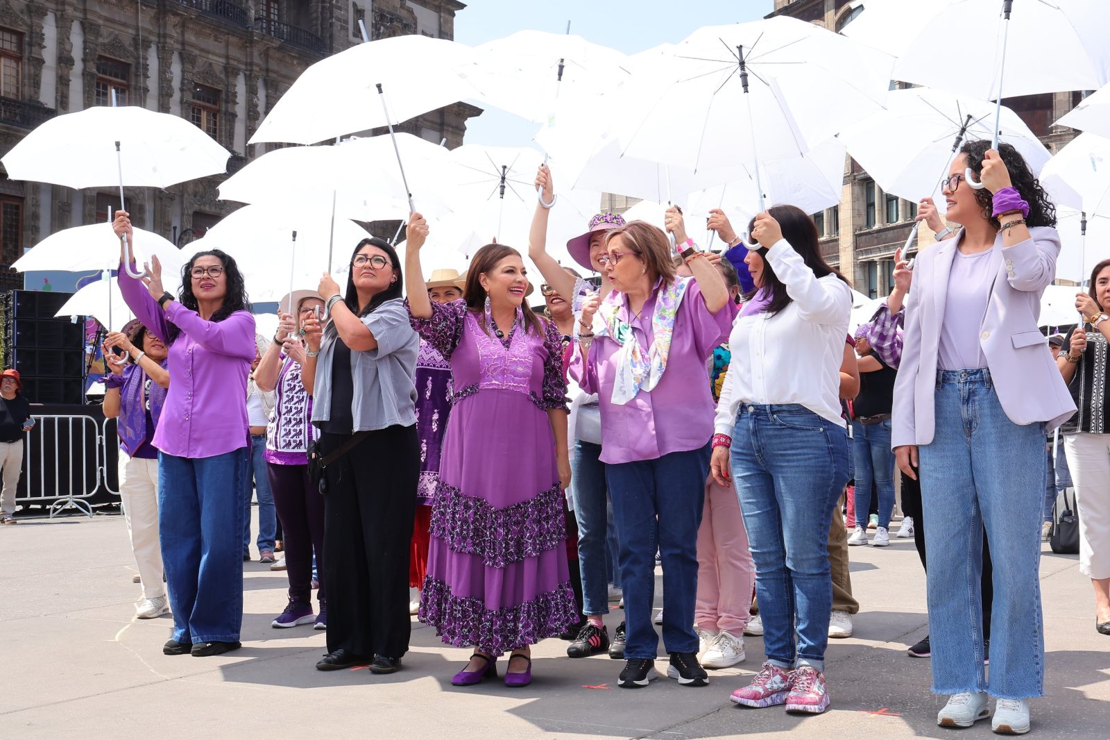 Con la participación de 4 mil mujeres, la jefa de Gobierno, Clara Brugada Molina, encabezó la formación del mensaje monumental y poderoso "Siempre Vivas, Libres e Iguales #8M" en la plancha del Zócalo capitalino como un acto de protesta y para refrendar la continuidad de la lucha por los derechos de las mujeres, y aseguró que la movilización de este domingo 8 de marzo y sus participantes contarán con el respaldo del gobierno capitalino.