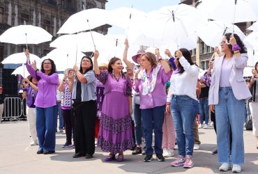 Con la participación de 4 mil mujeres, la jefa de Gobierno, Clara Brugada Molina, encabezó la formación del mensaje monumental y poderoso "Siempre Vivas, Libres e Iguales #8M" en la plancha del Zócalo capitalino como un acto de protesta y para refrendar la continuidad de la lucha por los derechos de las mujeres, y aseguró que la movilización de este domingo 8 de marzo y sus participantes contarán con el respaldo del gobierno capitalino.