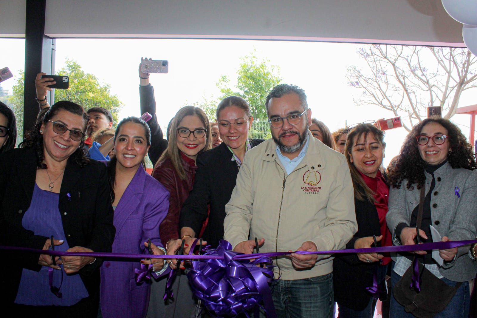 La Alcaldía La Magdalena Contreras inauguró con gran entusiasmo la extensión de la Casa de la Mujer “Ifigenia Martínez”, un espacio que ahora ofrece nuevos servicios como lavandería, salón de belleza y una infraestructura renovada para el bienestar integral de las mujeres. FOTO: Especial