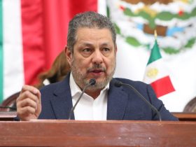 El diputado Ernesto Villarreal Cantú, coordinador del Grupo Parlamentario del Partido del Trabajo en el Congreso de la Ciudad de México III Legislatura, presentó una iniciativa para reformar el Artículo 12 de la Ley de Salud local con el propósito de reconocer el derecho de las personas en situación de dependencia a estar acompañadas por una persona cuidadora durante su hospitalización, así como regular su participación como co-auxiliar del equipo de salud. FOTO: Especial