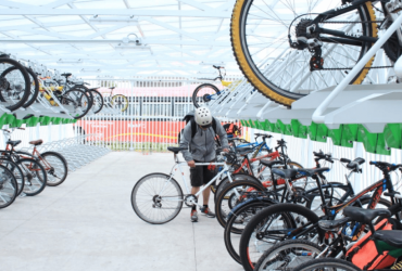 Los edificios públicos del Gobierno de la Ciudad de México y de las 16 alcaldías, así como los establecimientos mercantiles, deberían contar con lugares de estacionamientos especiales para las bicicletas y otros vehículos no motorizados, planteó la diputada Paula Alejandra Pérez Córdova. FOTO: X @biciamigable