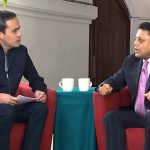 Jorge Armando Rocha, director de ese Canal desde el 20 de noviembre, conductor de ese programa “Perfiles”, decidió entrevistar en la primera emisión al diputado Israel Moreno, jefe político de la directora general de Operación y Producción del Canal, Alma Vera. FOTO: Especial