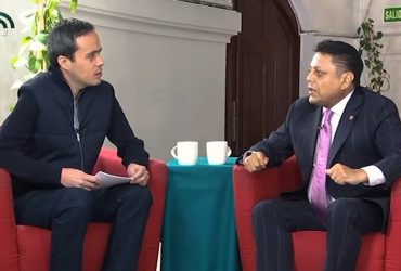 Jorge Armando Rocha, director de ese Canal desde el 20 de noviembre, conductor de ese programa “Perfiles”, decidió entrevistar en la primera emisión al diputado Israel Moreno, jefe político de la directora general de Operación y Producción del Canal, Alma Vera. FOTO: Especial