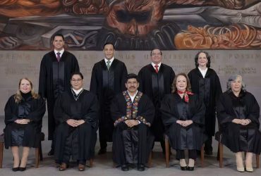 Sin embargo, en esta ocasión Morena controla en absoluto a los nueve ministros de la Suprema Corte, por lo que un escenario probable sería que le validarían su reforma, a pesar de que se atropellara la Constitución, lo que se estaría un precedente absolutamente nefasto y dañino para el respeto al Estado de derecho en el país. FOTO: Especial