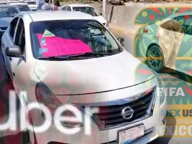 En las próximas semanas, el Gobierno Federal, de la mano con el de la Ciudad de México tendrán que resolver una encrucijada: quedar bien con los abusivos taxis del aeropuerto Benito Juárez de la capital o quedar bien y cumplir el convenio con la FIFA, permitiendo que los abusivos taxis de aplicación, Uber, puedan recoger pasaje en la terminal aérea, donde es zona federal limitada. FOTO: X / @porktendencia - Edición IA Gemini