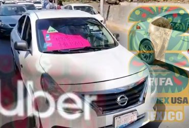 En las próximas semanas, el Gobierno Federal, de la mano con el de la Ciudad de México tendrán que resolver una encrucijada: quedar bien con los abusivos taxis del aeropuerto Benito Juárez de la capital o quedar bien y cumplir el convenio con la FIFA, permitiendo que los abusivos taxis de aplicación, Uber, puedan recoger pasaje en la terminal aérea, donde es zona federal limitada. FOTO: X / @porktendencia - Edición IA Gemini