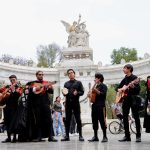 En el marco de la primera jornada de Festivales por la Paz, la Plaza de Santo Domingo, en la alcaldía Cuauhtémoc, se llenó de cantos, música y aplausos con el Concierto por la Paz de la Orquesta 100fónica PILARES, iniciativa de pacificación y recuperación del espacio público, impulsada por el Gobierno de la Ciudad de México y la Estrategia Nacional de Seguridad del Gobierno de Federal. FOTO: Especial