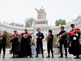 En el marco de la primera jornada de Festivales por la Paz, la Plaza de Santo Domingo, en la alcaldía Cuauhtémoc, se llenó de cantos, música y aplausos con el Concierto por la Paz de la Orquesta 100fónica PILARES, iniciativa de pacificación y recuperación del espacio público, impulsada por el Gobierno de la Ciudad de México y la Estrategia Nacional de Seguridad del Gobierno de Federal. FOTO: Especial