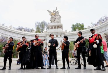 En el marco de la primera jornada de Festivales por la Paz, la Plaza de Santo Domingo, en la alcaldía Cuauhtémoc, se llenó de cantos, música y aplausos con el Concierto por la Paz de la Orquesta 100fónica PILARES, iniciativa de pacificación y recuperación del espacio público, impulsada por el Gobierno de la Ciudad de México y la Estrategia Nacional de Seguridad del Gobierno de Federal. FOTO: Especial