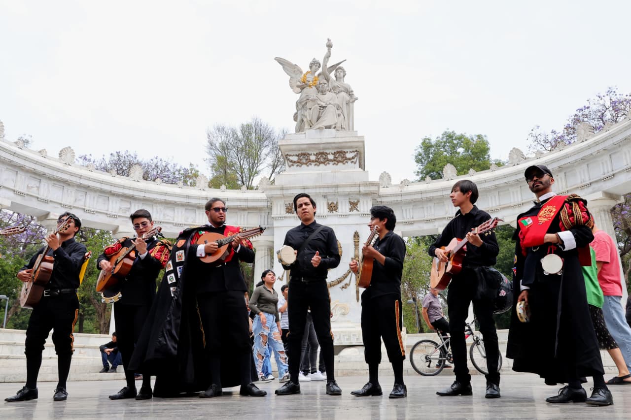 En el marco de la primera jornada de Festivales por la Paz, la Plaza de Santo Domingo, en la alcaldía Cuauhtémoc, se llenó de cantos, música y aplausos con el Concierto por la Paz de la Orquesta 100fónica PILARES, iniciativa de pacificación y recuperación del espacio público, impulsada por el Gobierno de la Ciudad de México y la Estrategia Nacional de Seguridad del Gobierno de Federal. FOTO: Especial