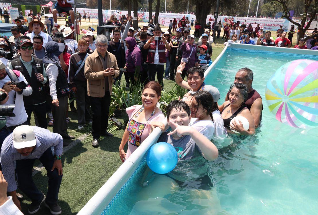 La jefa de Gobierno de la Ciudad de México, Clara Brugada Molina, inauguró las primeras albercas públicas gratuitas “Santo Chapuzón Vacacional” para garantizar el derecho a la recreación y al sano esparcimiento de la población con énfasis en niñas, niños, jóvenes y personas mayores, actividades con las que se estima una afluencia de 3 mil personas. FOTO: Especial