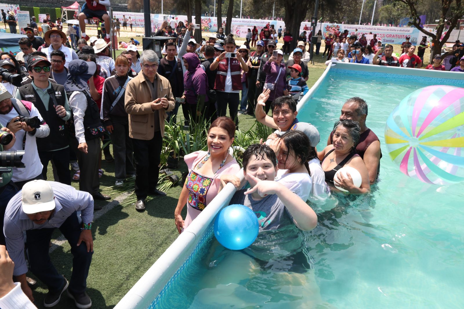 La jefa de Gobierno de la Ciudad de México, Clara Brugada Molina, inauguró las primeras albercas públicas gratuitas “Santo Chapuzón Vacacional” para garantizar el derecho a la recreación y al sano esparcimiento de la población con énfasis en niñas, niños, jóvenes y personas mayores, actividades con las que se estima una afluencia de 3 mil personas. FOTO: Especial