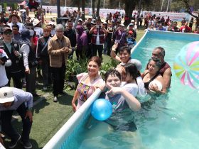 La jefa de Gobierno de la Ciudad de México, Clara Brugada Molina, inauguró las primeras albercas públicas gratuitas “Santo Chapuzón Vacacional” para garantizar el derecho a la recreación y al sano esparcimiento de la población con énfasis en niñas, niños, jóvenes y personas mayores, actividades con las que se estima una afluencia de 3 mil personas. FOTO: Especial