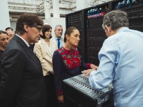 En su vista estuvo acompañada por el secretario de Relaciones Exteriores, Roberto Velasco; el jefe de la Oficina de la Presidencia, Lázaro Cárdenas Batel y el embajador de España en México, Quirino Ordaz. FOTO: EFE