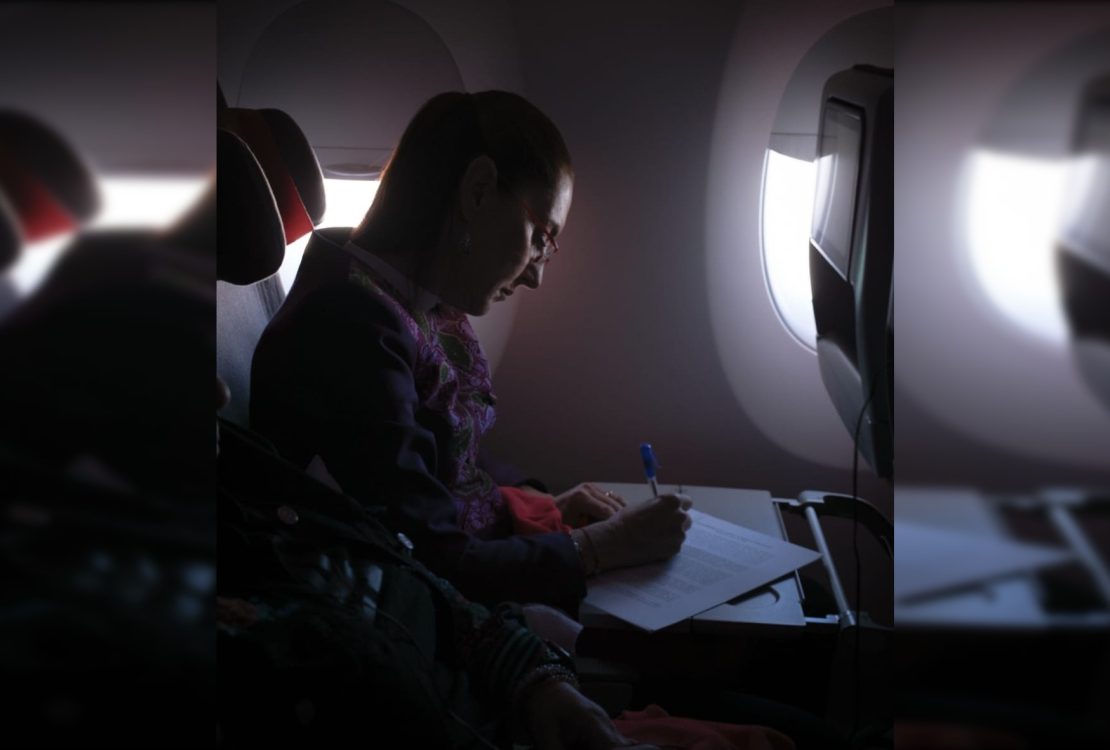 La presidenta viajó el jueves desde la Ciudad de México en el vuelo comercial IB 312 de la aerolínea española Iberia y en clase turista. Por cuestiones de protocolo fue recibida a su llegada a la capital española la tarde de este viernes 18 de abril (hora española) por el embajador de México en España, Quirino Ordaz Coppel. FOTO: Especial