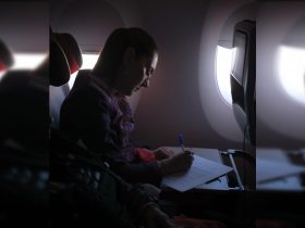 La presidenta viajó el jueves desde la Ciudad de México en el vuelo comercial IB 312 de la aerolínea española Iberia y en clase turista. Por cuestiones de protocolo fue recibida a su llegada a la capital española la tarde de este viernes 18 de abril (hora española) por el embajador de México en España, Quirino Ordaz Coppel. FOTO: Especial