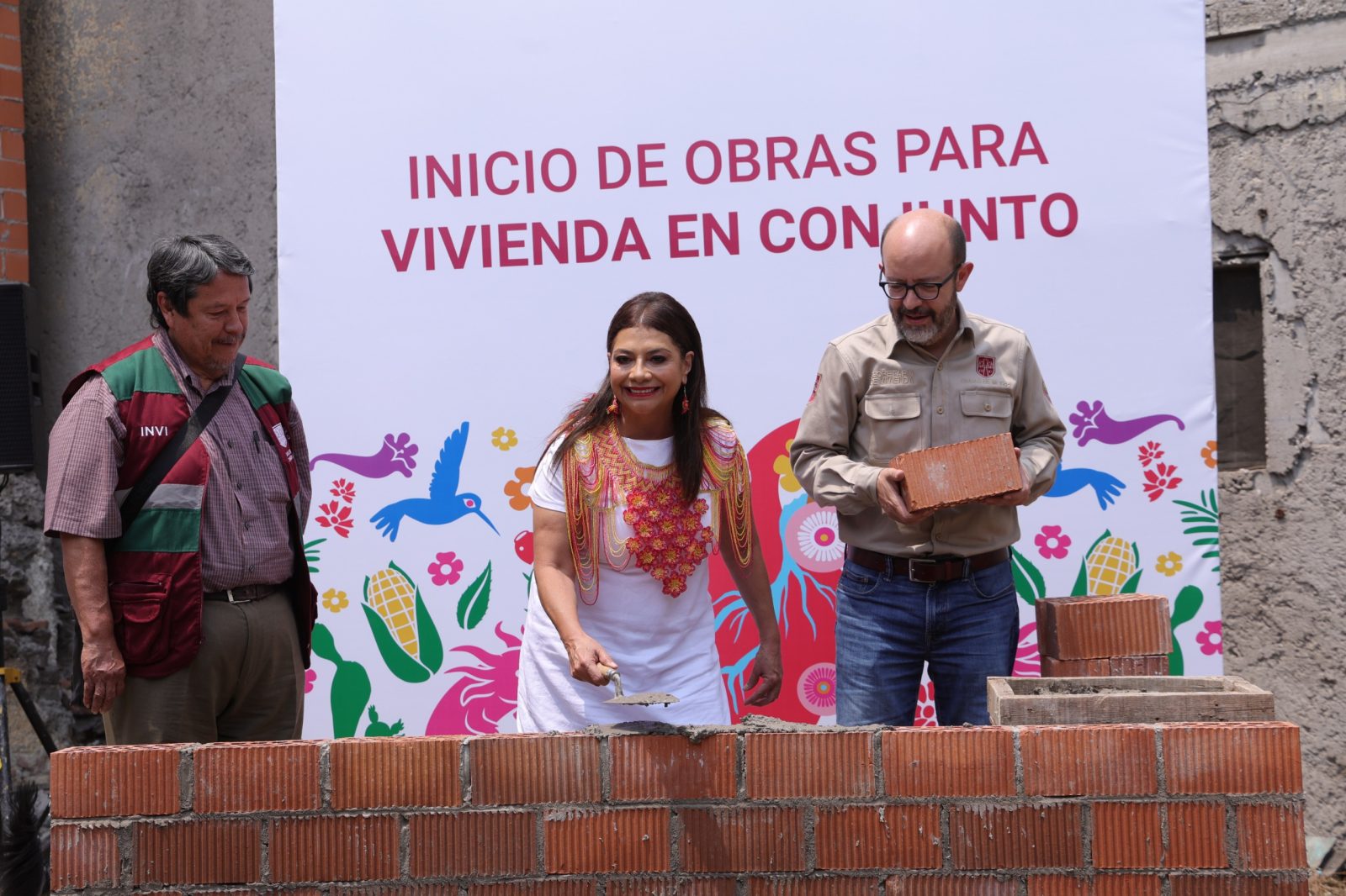Con eso se reafirma como un gobierno de carácter social y busca saldar una deuda histórica de la izquierda con los capitalinos, un pendiente que lleva arrastrándose 30 años: el derecho a la vivienda