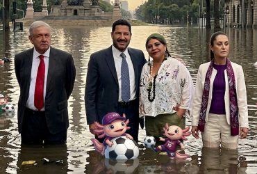 Ni los gobiernos federal de AMLO ni de Sheinbaum, ni las etapas en el GCDMX de la propia Sheinbaum y de Martí Batres se ocuparon de iniciar obra alguna con motivo del Mundial de futbol. Le dejaron todo a Clara Brugada, que hizo lo que pudo. FOTOS: Archivo - IMAGEN: modificación con IA Gemini