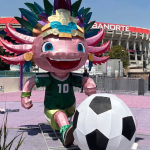 La Jefa de Gobierno, Clara Brugada Molina, aseguró que es falsa la información difundida sobre el retiro de la escultura del Ajolote capitalino de las inmediaciones del Estadio Azteca por petición de la FIFA o del Instituto Mexicano de la Propiedad Industrial (IMPI), y anunció que será reinstalado en próximos días. FOTO: Especial