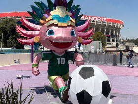 La Jefa de Gobierno, Clara Brugada Molina, aseguró que es falsa la información difundida sobre el retiro de la escultura del Ajolote capitalino de las inmediaciones del Estadio Azteca por petición de la FIFA o del Instituto Mexicano de la Propiedad Industrial (IMPI), y anunció que será reinstalado en próximos días. FOTO: Especial