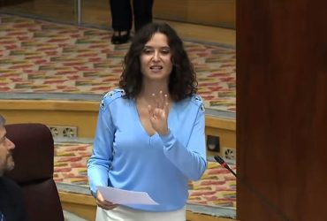 Ayuso es una de las más importantes representantes de la derecha española actual. Quiere ser presidenta de su país, y trabaja para ello, al exterior, y al interior de la nación. ¿Cuál es su fuerza real en Madrid y en España? ¿Cuál es el panorama de su futuro político? Al parecer, otra vez está jugando al límite, como en el “cañas por vidas”. FOTO: captura pantalla transmisión Asamblea Madrid.