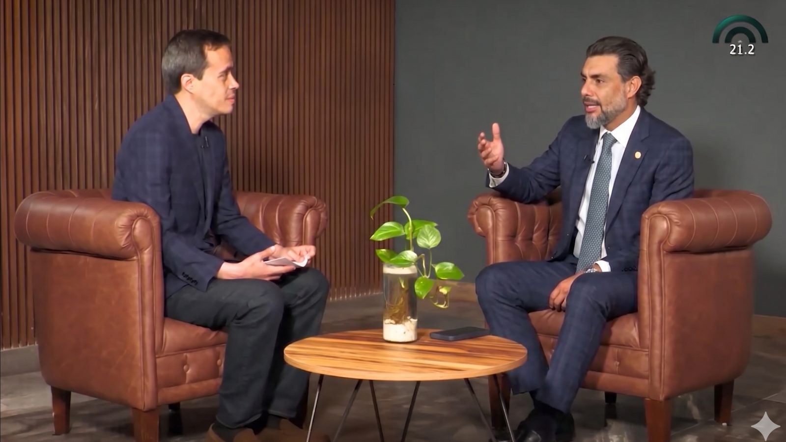 Entre el desinterés del director General del Canal del Congreso de la Ciudad de México, Jorge Armando Rocha, y el maloso jefe de los Chuchos del PVEM, Jesús Sesma, los directivos áreas neurálgicas de todo el aparato de comunicación legislativa están en el limbo. FOTOS: Especial. (Montaje de Sesma en sillón, con IA Gemini)