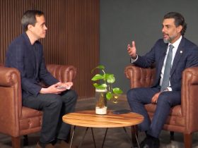 Entre el desinterés del director General del Canal del Congreso de la Ciudad de México, Jorge Armando Rocha, y el maloso jefe de los Chuchos del PVEM, Jesús Sesma, los directivos áreas neurálgicas de todo el aparato de comunicación legislativa están en el limbo. FOTOS: Especial. (Montaje de Sesma en sillón, con IA Gemini)